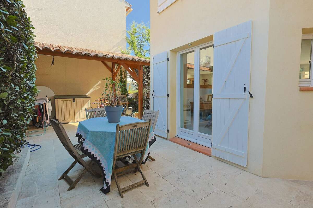 Maison à LA ROQUETTE-SUR-SIAGNE