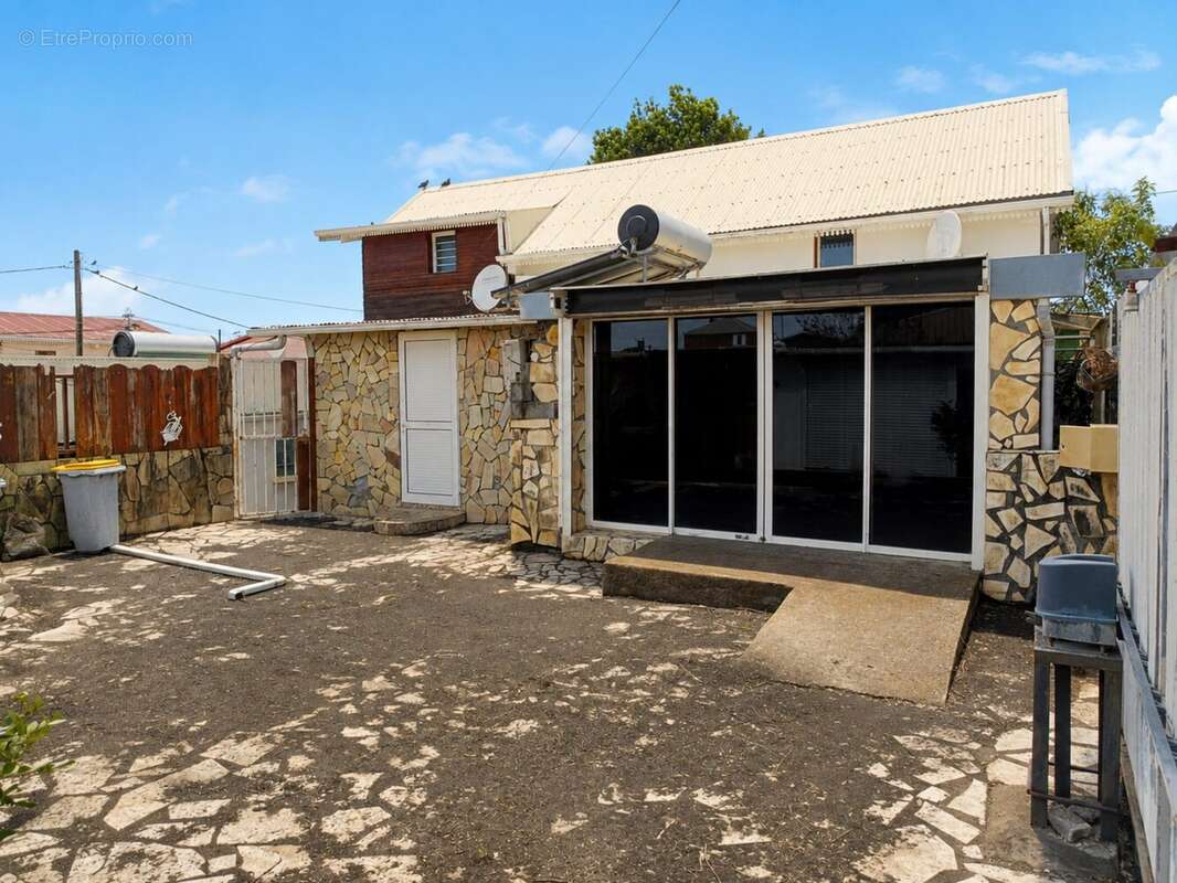 Maison 110 m² à Sainte-Suzanne  - photo 5