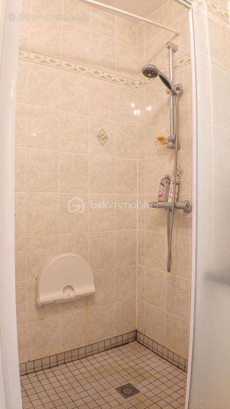 Magnifique appartement 3 pièces, spacieux (88 m²), entièrement rénové dans une résidence sécurisée (avec ascenseur, cour collect - photo 15