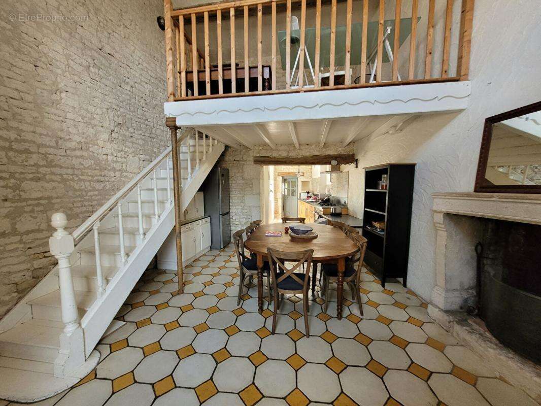 Charmante maison en pierre rénovée d'environ 143 m² -Authenticité et confort aux portes de Luçon - photo 2