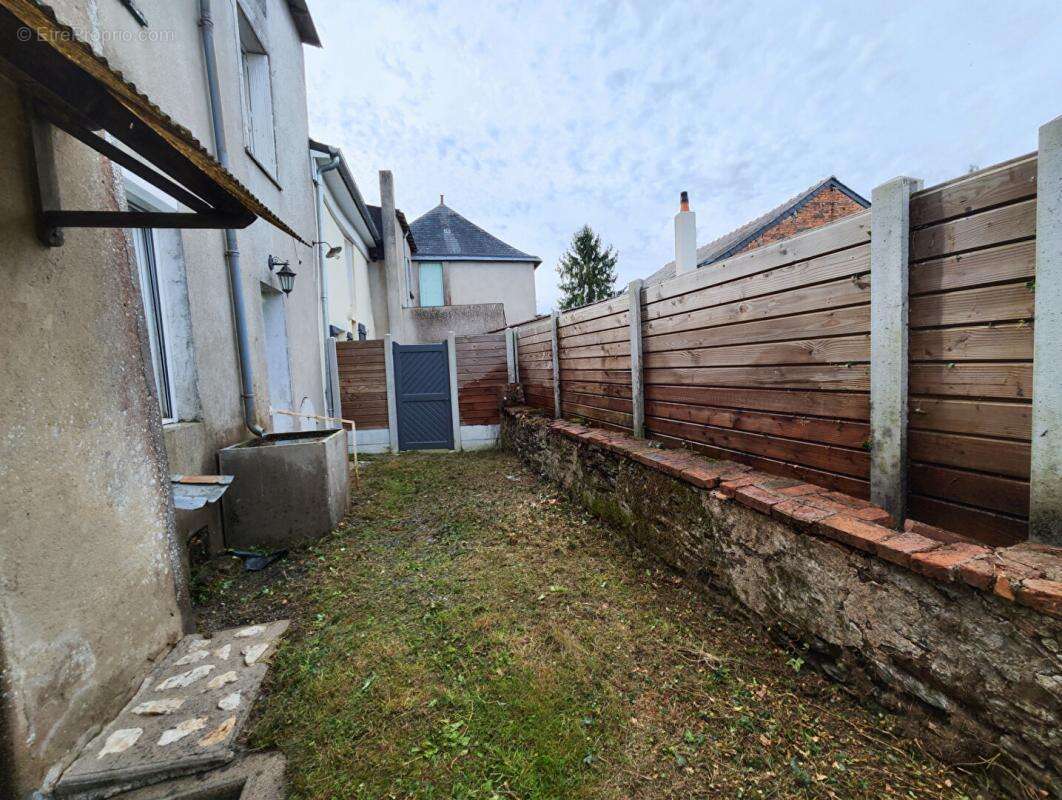 Maison à SAINT-QUENTIN-EN-MAUGES
