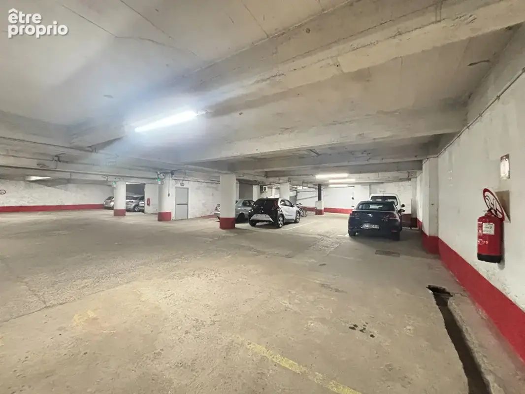 GARAGE / PARKING - Béziers - 671 m2 - photo 7