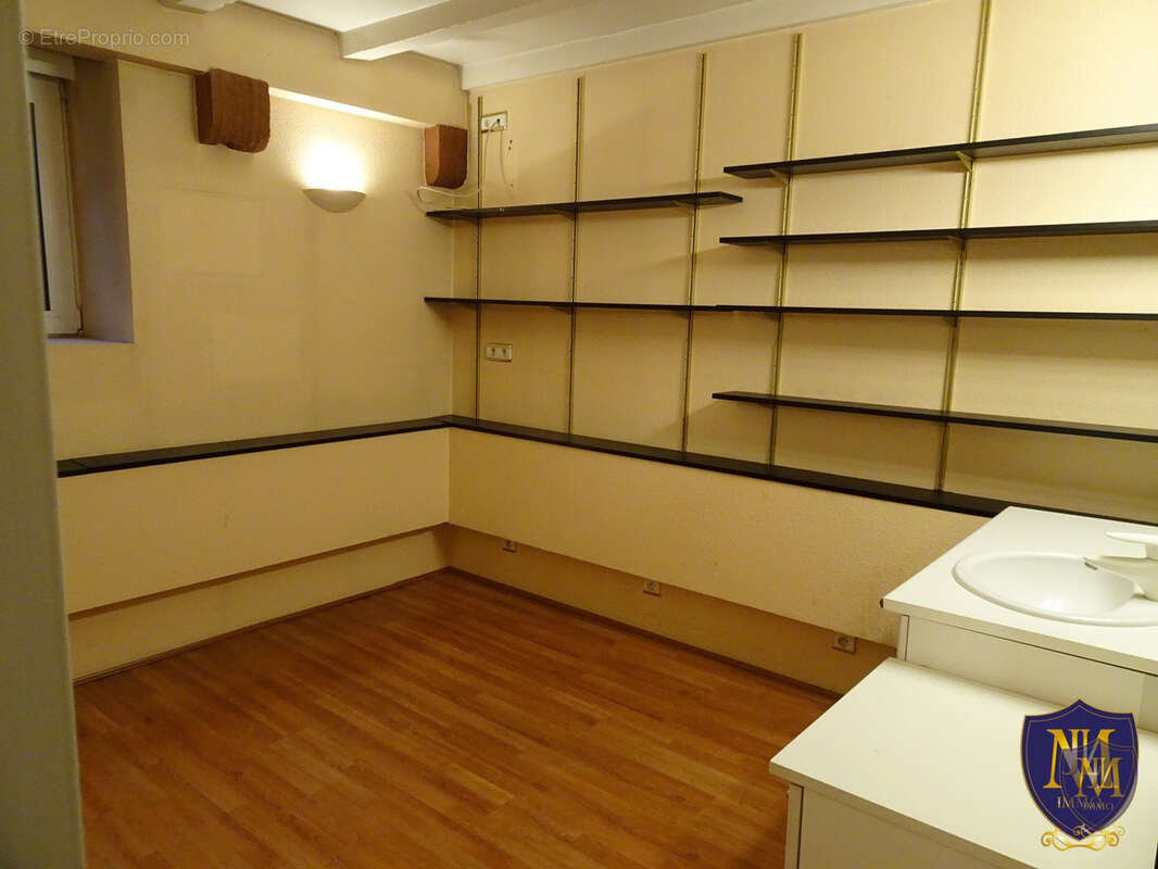 Saint-louis en plein coeur grand local commercial de 137 m2 avec vitrine - photo 5