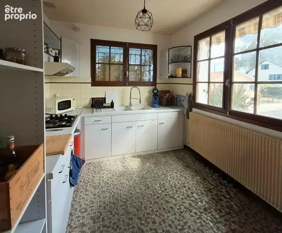Maison dans une impasse, 90 m² habitables + 90 m² supplémentaires avec chambre et salle d'eau,  grand garage et jardin de 779 m² - photo 7