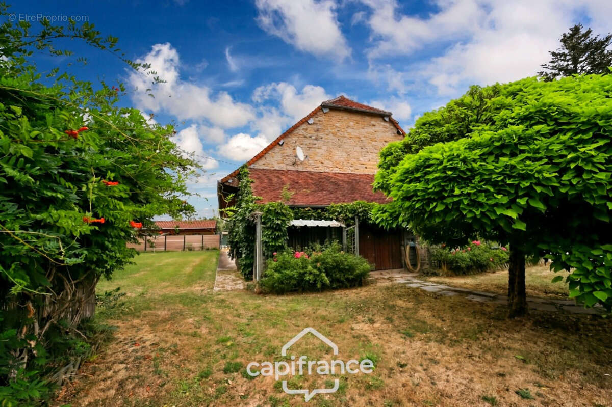 Maison en pierre au calme avec piscine, 5 chambres et plus de 1,6 hectare de terrain - Proche Lons-le-Saunier (39000) - photo 27