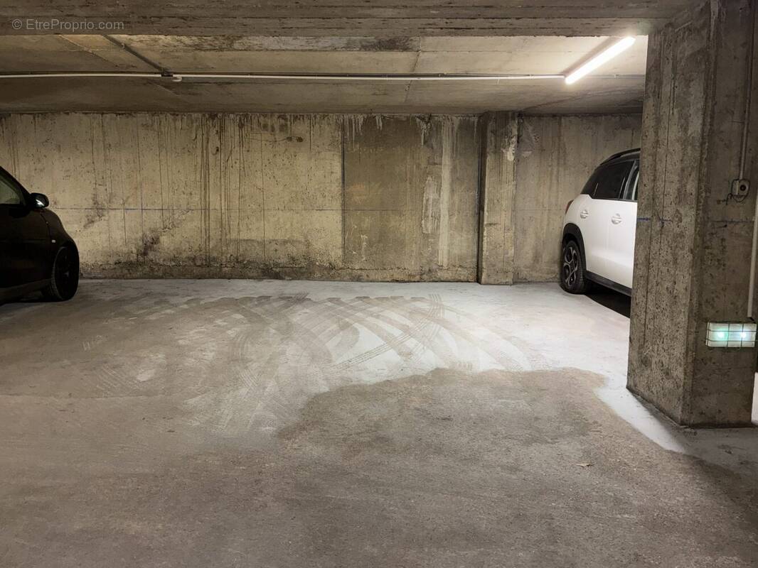 Parking à PARIS-18E