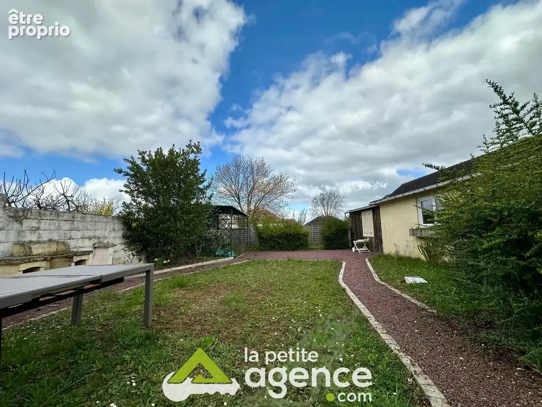 SAINT DOULCHARD, maison T4 de 117 m2 avec garage et dépendances sur  600 m2 de jardin. - photo 9