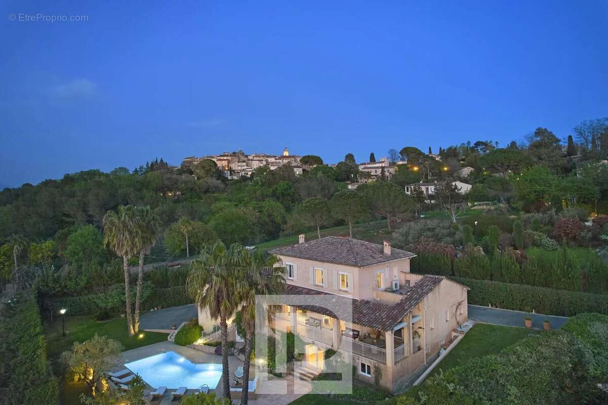 Très rare - Mougins Village - Propriété de charme avec potentiel et vue panoramique - photo 2