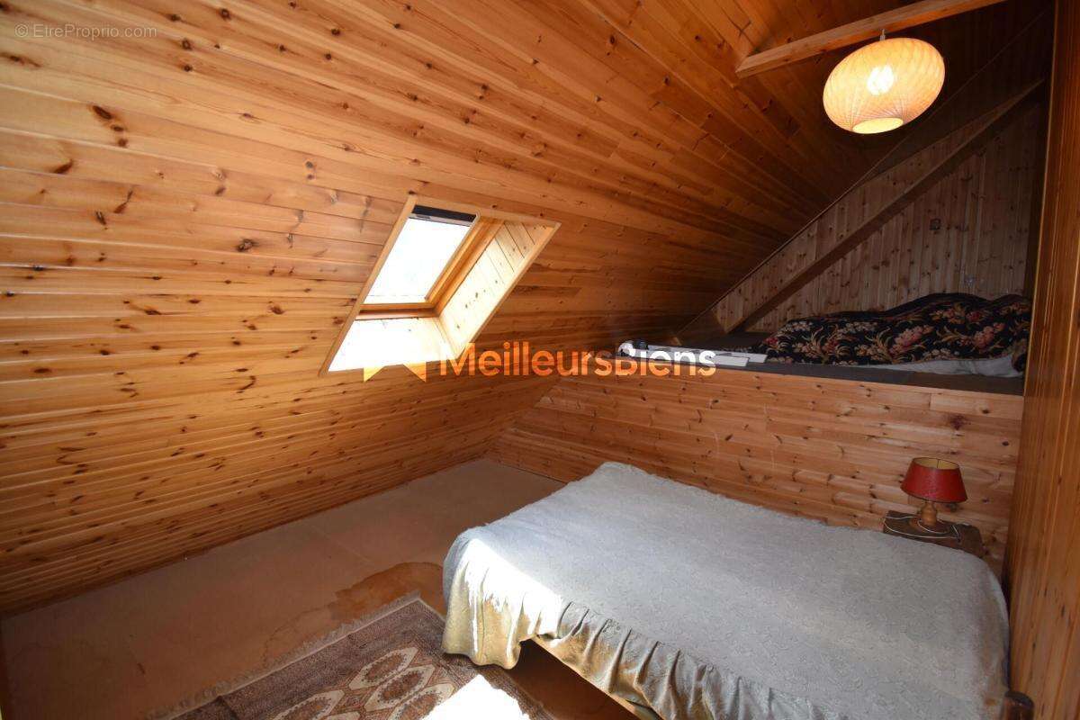 Maison de village, mitoyenne, à Névache, 140 m², 4 chambres, petit jardin, cave voûtée et cheminée - photo 13