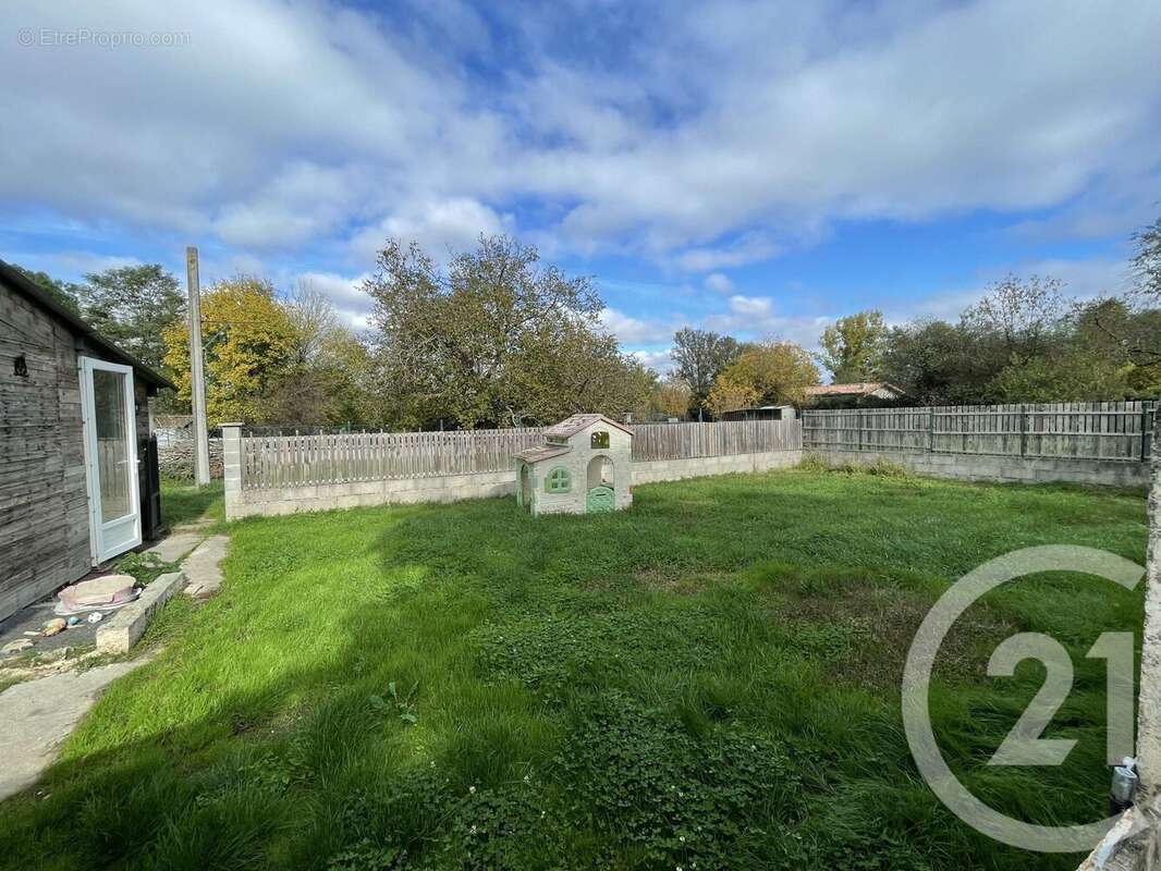 Maison à LES EGLISOTTES-ET-CHALAURES