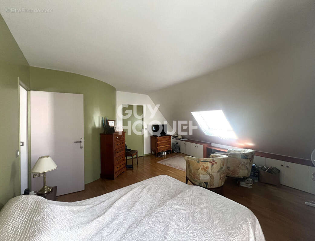 Appartement à COURBEVOIE