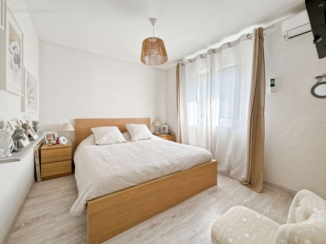 À vendre   Maison contemporaine avec piscine à Saint-Bernard 160m2 6 pièces sur grand  terrain plat. - photo 18