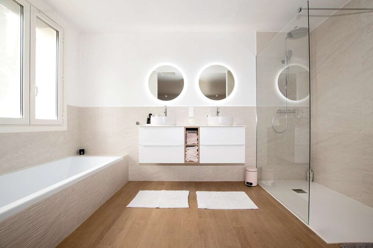 Maison à CHATEAUNEUF-GRASSE