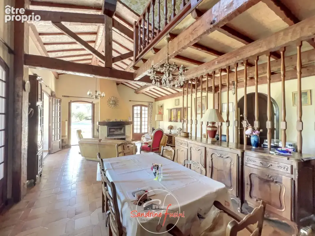 Villa de caractere - beaux volumes - piscine et terrain - photo 4