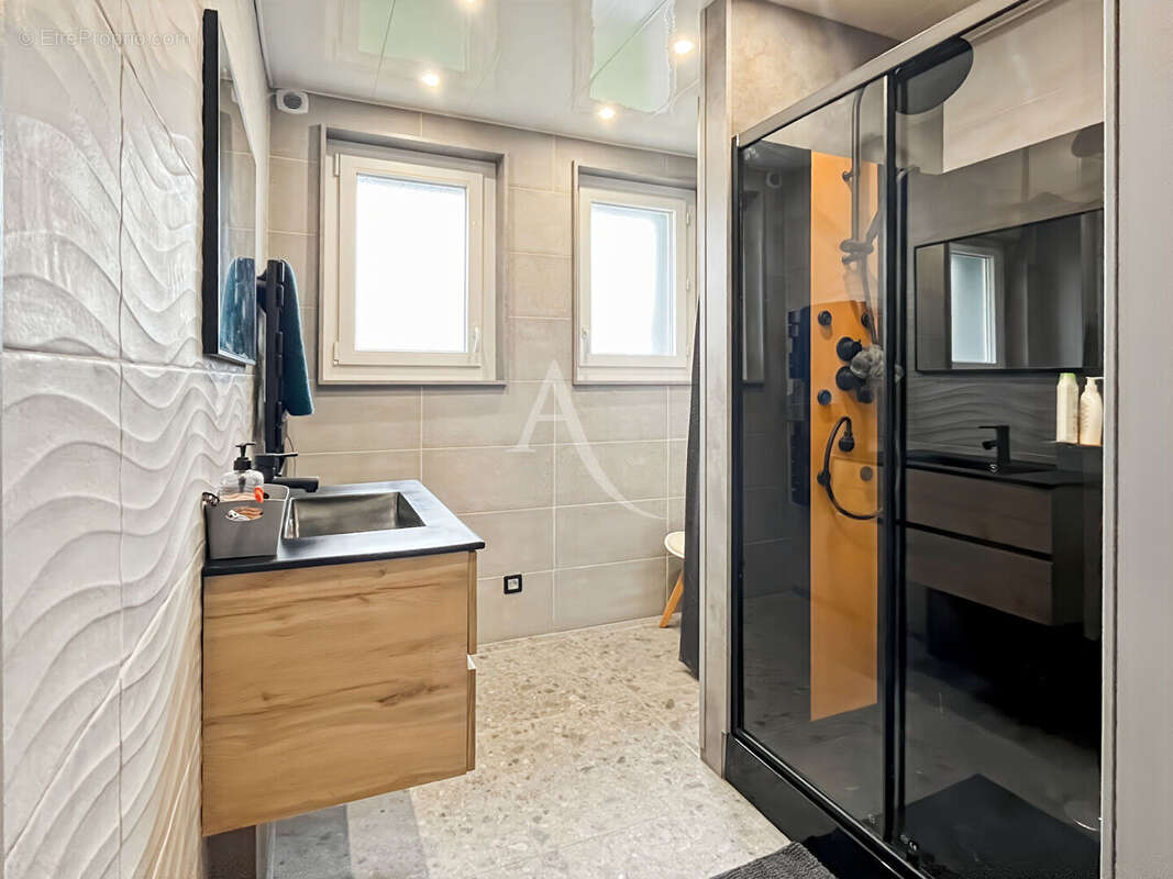 A VENDRE - Maison entièrement rénovée ? Fort potentiel avec logement indépendant - photo 10