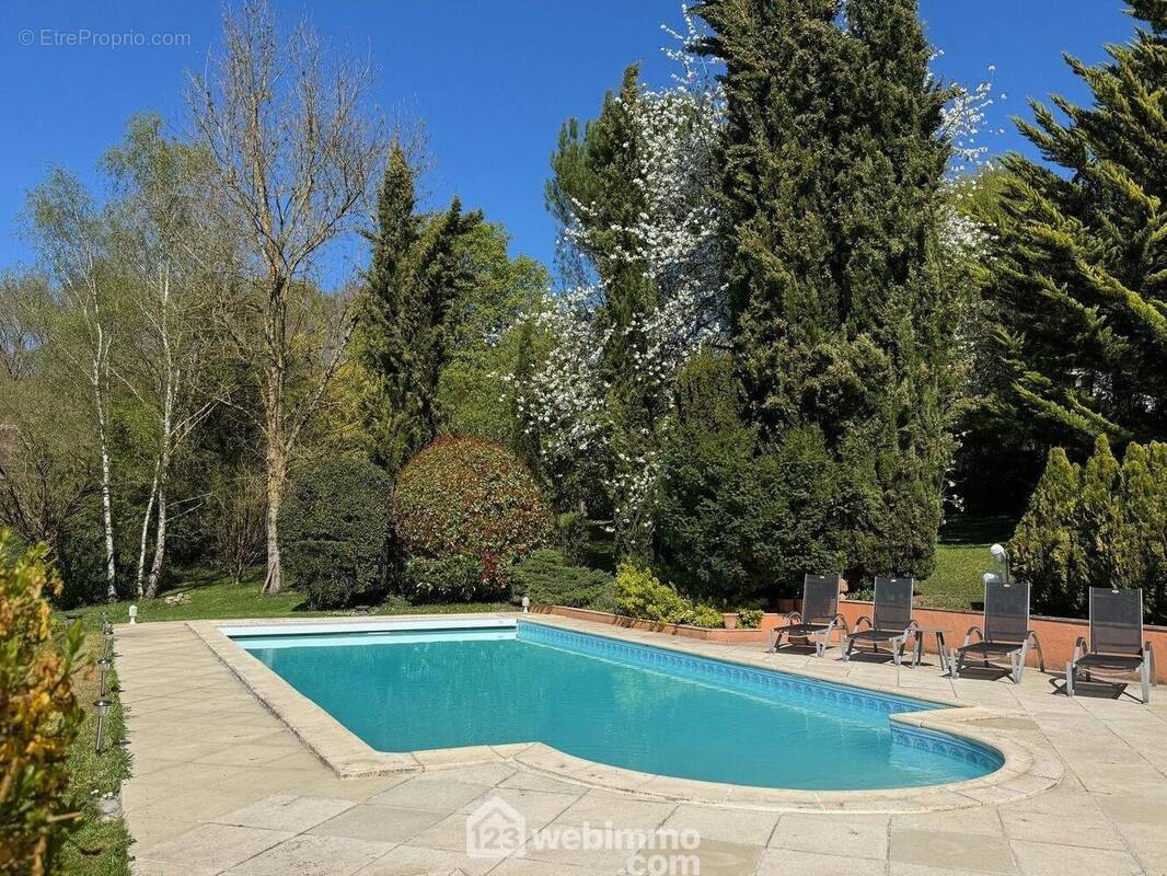 De retour sur l'extérieur avec cette magnifique piscine de 10 X 5 chauffée et sécurisée. - Maison à SAINT-SAUVEUR-SUR-ECOLE