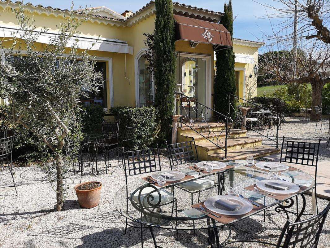 Commerce à MONTAUROUX