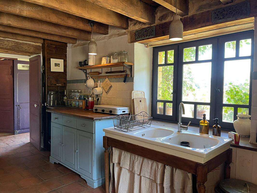 Maison authentique du XVIIIe siècle avec trois grandes granges, belle vue et terrain de 1,4 hectare - photo 5