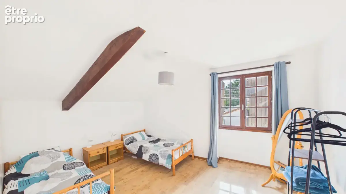 Maison de village française de caractère avec 4 chambres, jardin et dépendances - photo 11
