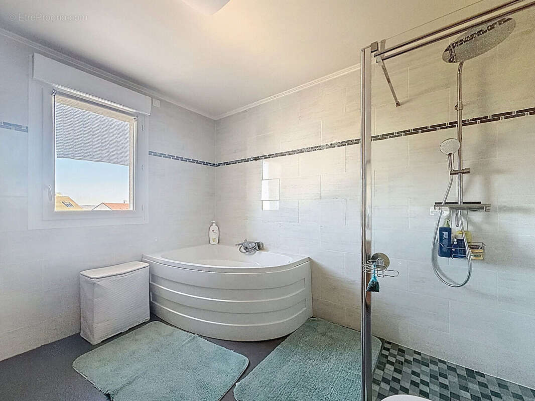 Maison à NEAUPHLE-LE-CHATEAU