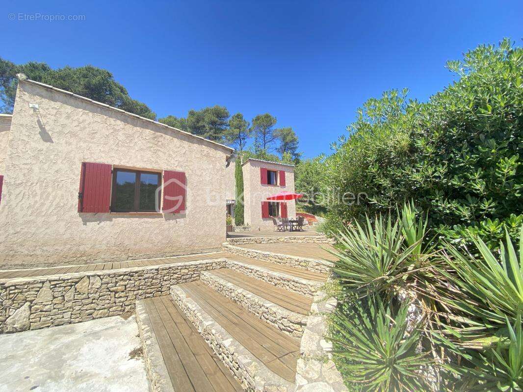 Maison à LA ROQUE-D&#039;ANTHERON