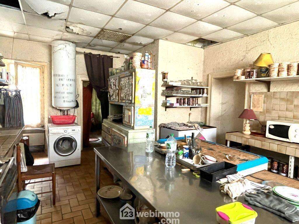 De l&#039;autre côté, une cuisine de 25 m2, attenantes une chambre et une salle d&#039;eau. - Maison à MIREBEAU