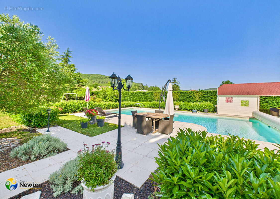 LOT- LUZECH    Superbe propriété, 4 chambres, située dans un grand parc clos avec piscine chauffée. - photo 15