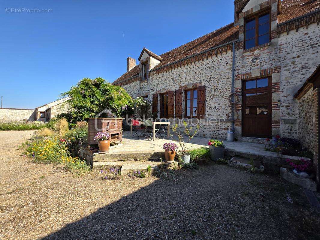 Propriété d'exception de 240m² 8 pièces - photo 3