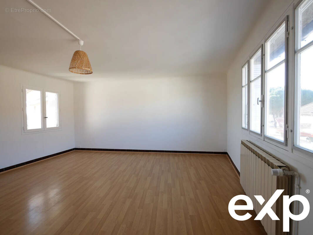 Chambre parentale, double exposition - Appartement à SAINT-CHRISTOL-LES-ALES