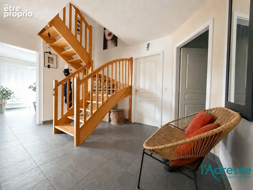 À vendre ? Duplex 4 pièces de 120 m² avec terrasse, garage et stationnements - photo 3