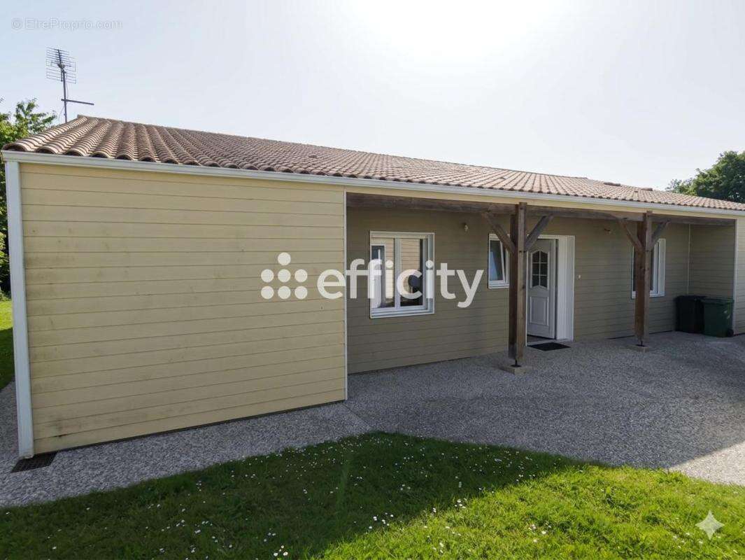 Maison 160 m² à Saint-Georges-Des-Coteaux  - photo 18