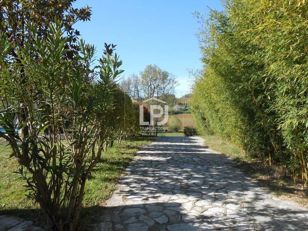 Maison à MAUZAC
