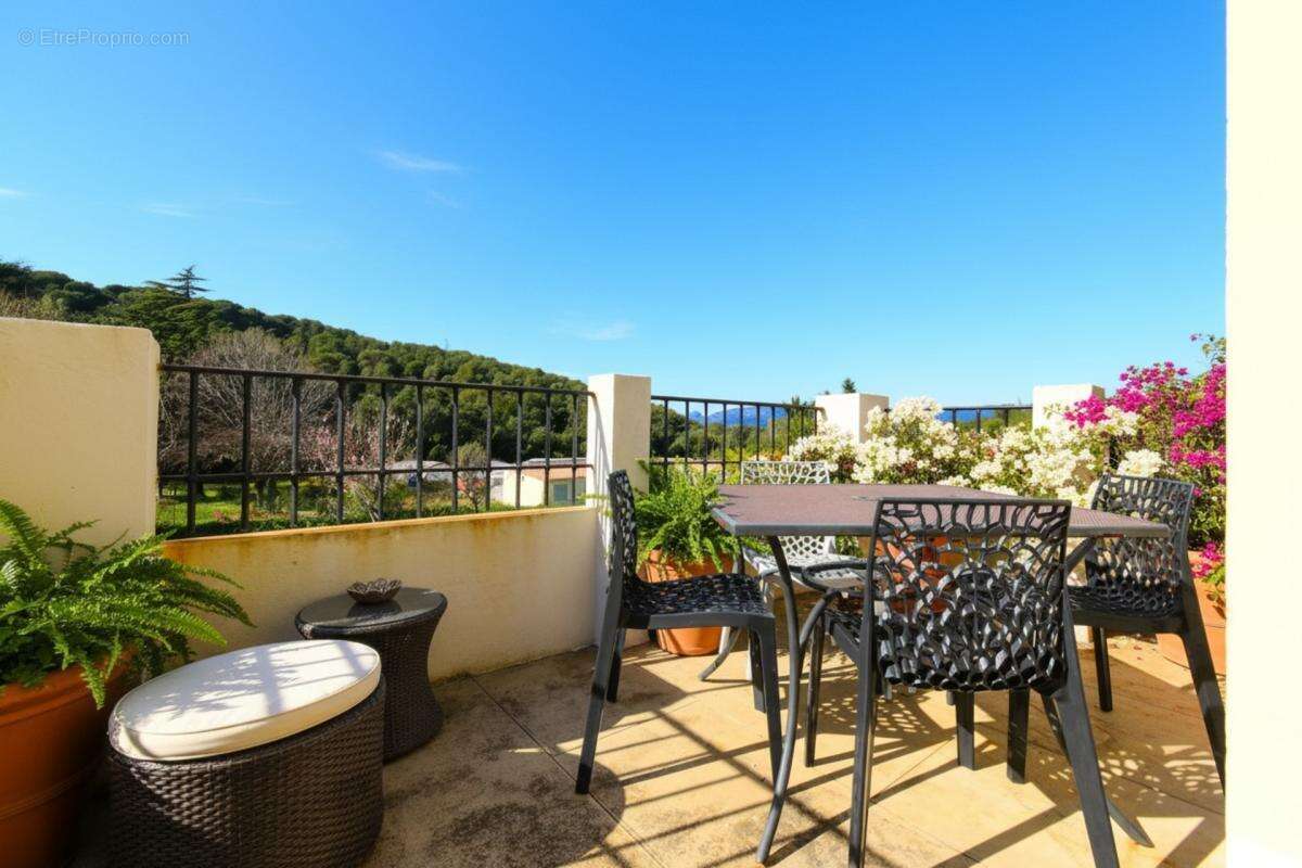 LE PRADET – LES OURSINIÈRES  Propriété 320 m² – 5 logements indépendants – Terrain 3 048 m² – Proche mer - photo 8
