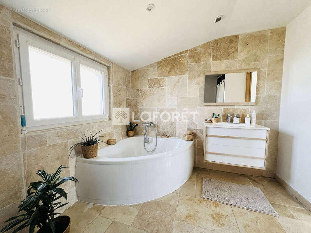 Maison familiale au Coteau de 130 m² avec 4 chambres, bureau, piscine au sel, terrain de 1200 m² et grand garage. - photo 8