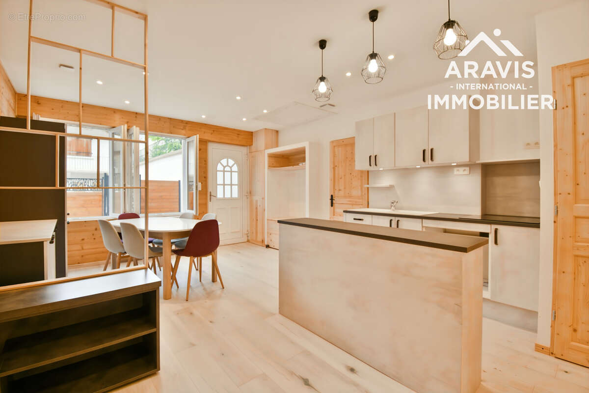 EXCLUSIVITÉ   Appartement entièrement rénové avec terrasse et stationnements - photo 4