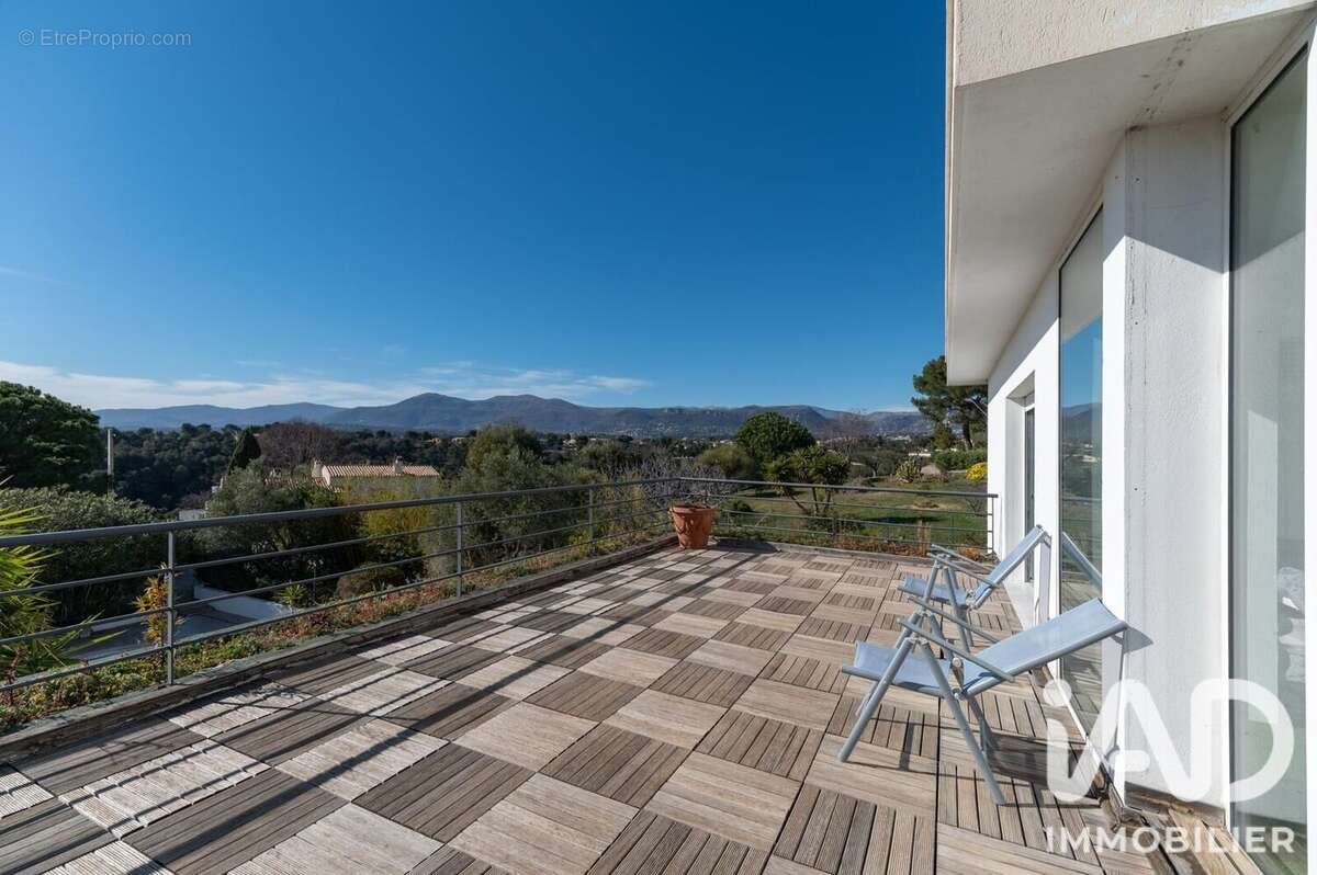 Maison 366 m² à Saint-Laurent-Du-Var  - photo 2