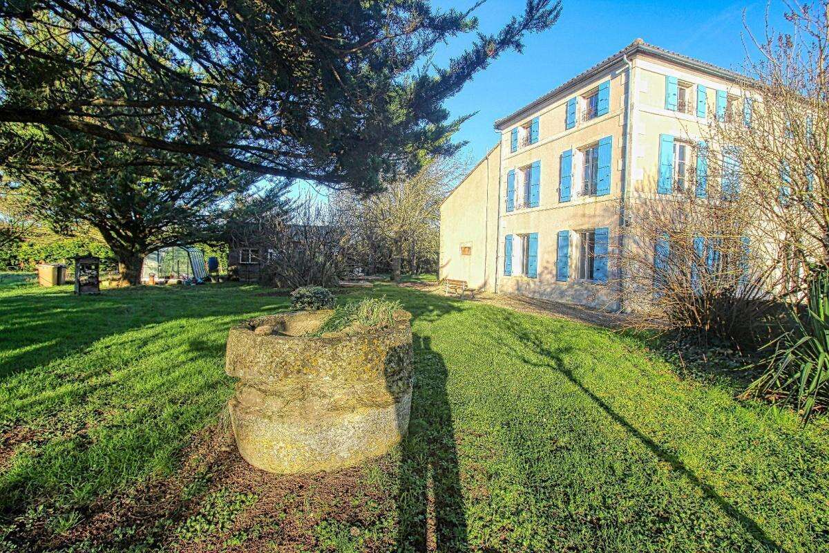 Maison à PRISSE-LA-CHARRIERE