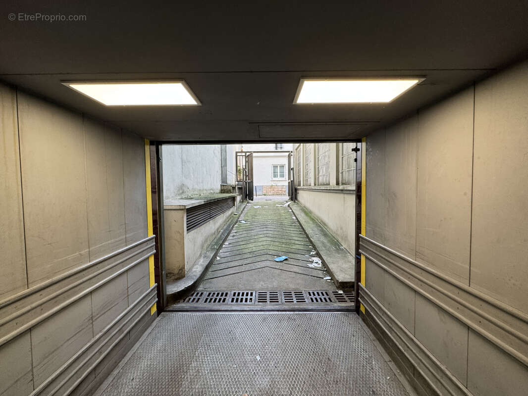 Parking à PARIS-11E