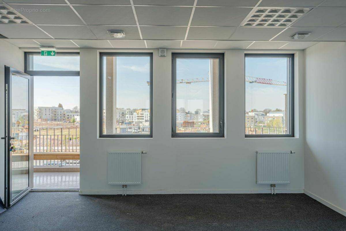 Commerce 61 m² à Epron  - photo 4