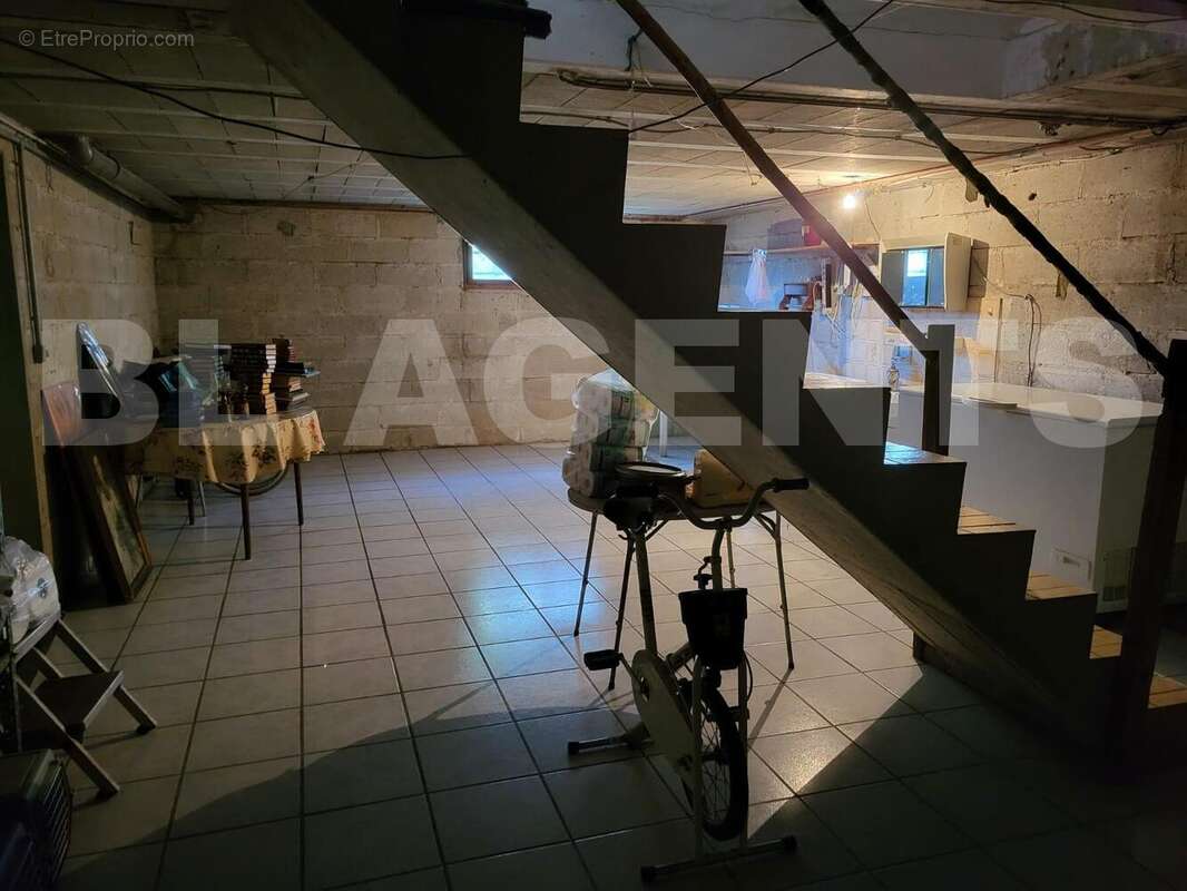 9 - Maison à SAINT-CYR-SUR-MORIN