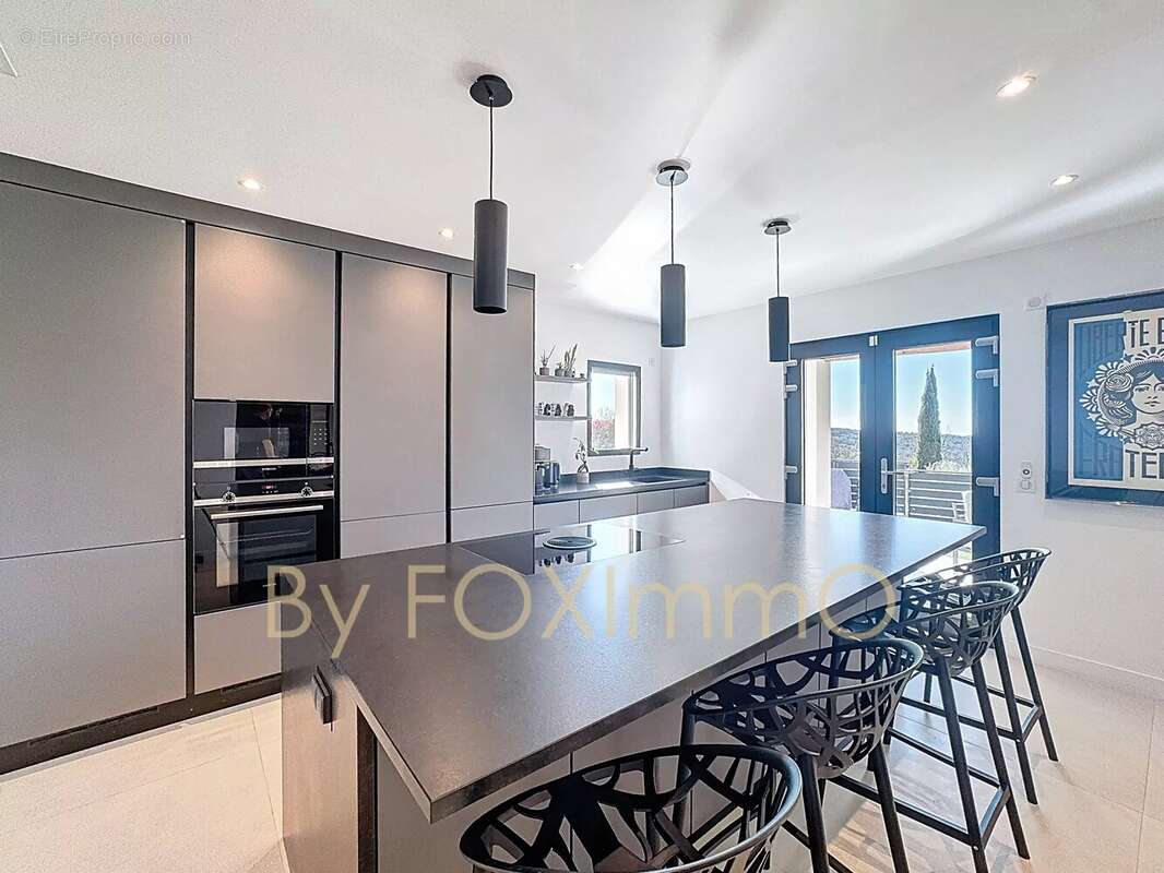 Limte  Vence, villa rénovée 300 m² – 5 suites – Piscine – Position dominante – Bien rare sur le secteur - photo 6