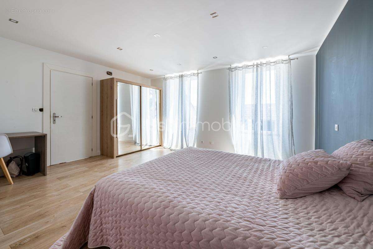 Magnifique maison de maître du 19 ème siècle, entièrement rénovée avec son incroyable caveau et ses multiples dépendances ! - photo 11