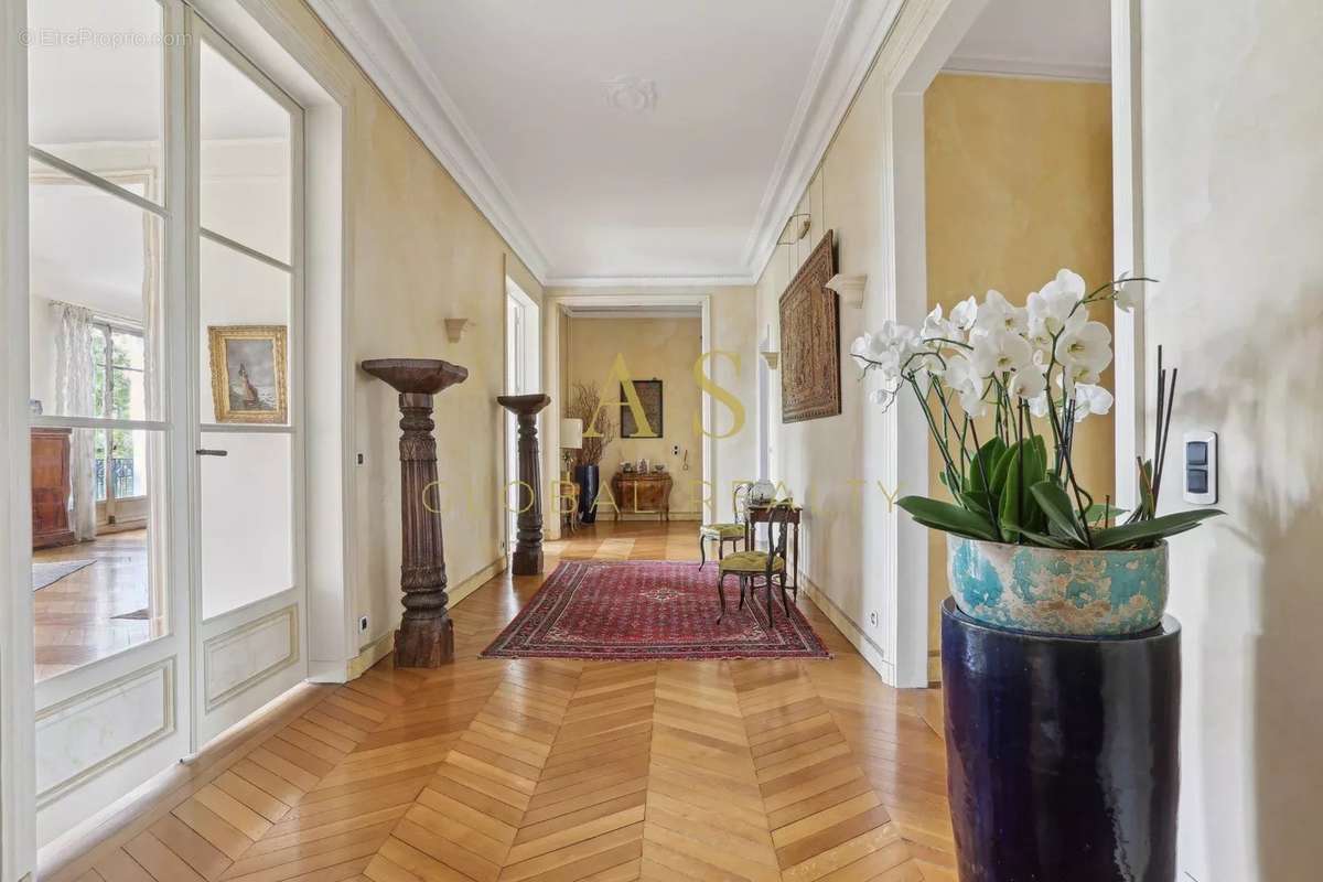 Appartement à PARIS-16E