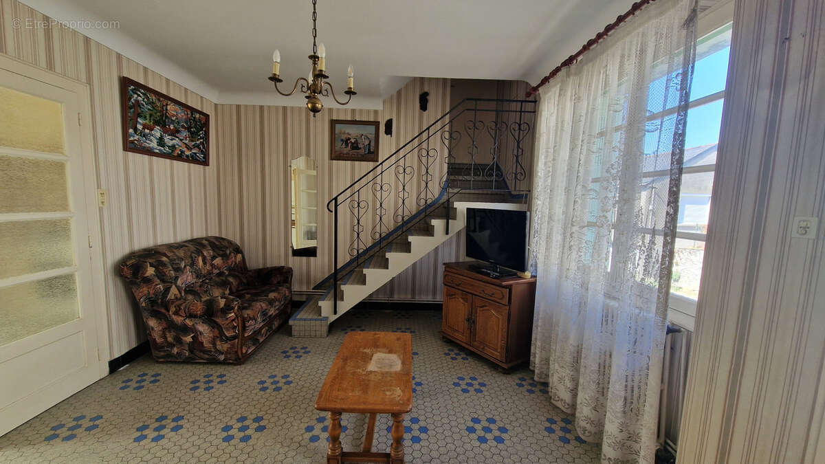 Maison de bourg avec jardin   Fort potentiel d'aménagement ! - photo 9