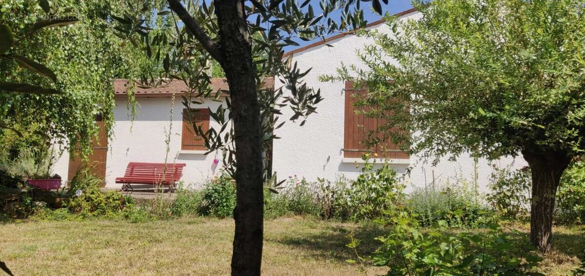 Maison de plain-pied, garage et jardin à vendre à Rioux (17) - photo 9