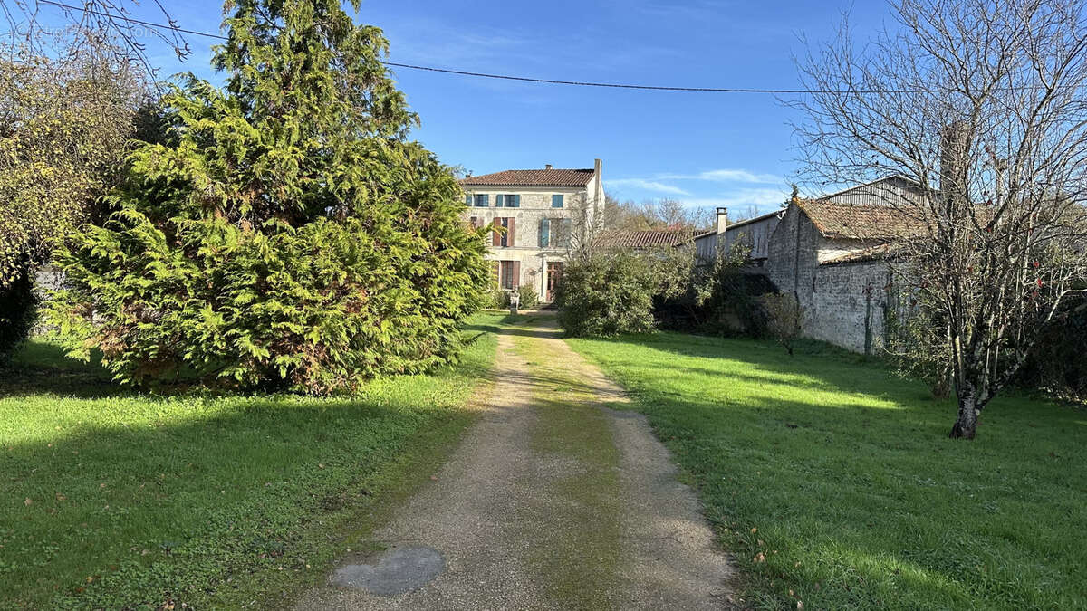 Maison à AUTHON-EBEON