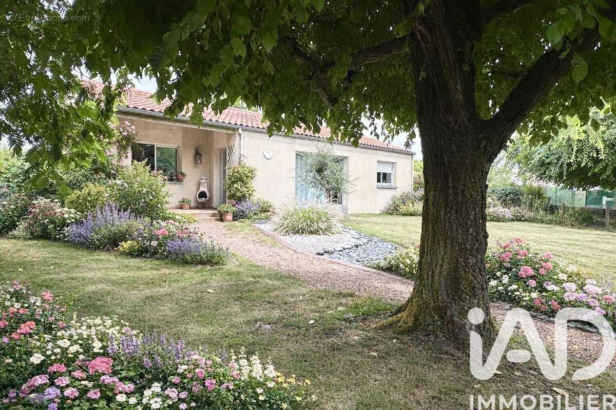 Photo 2 - Maison à LES BROUZILS