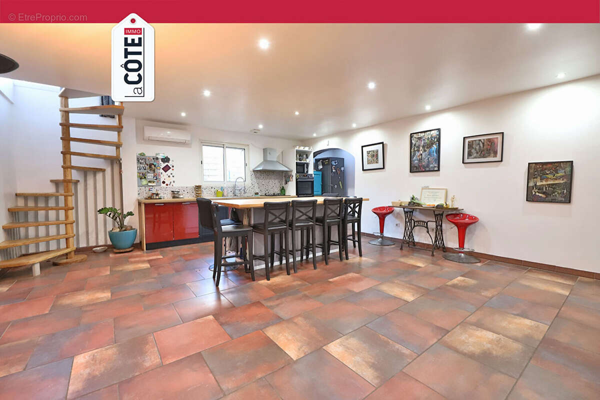 Maison à SAINT-MITRE-LES-REMPARTS