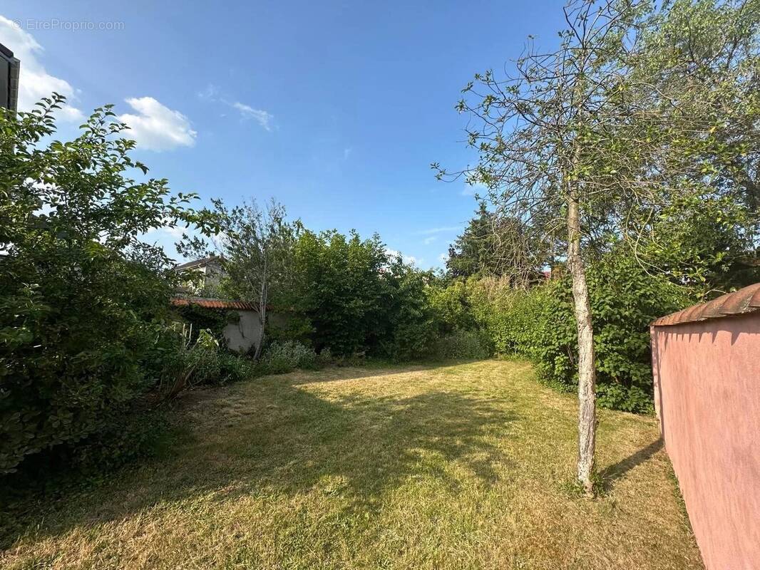 Terrain à SAINT-MAUR-DES-FOSSES