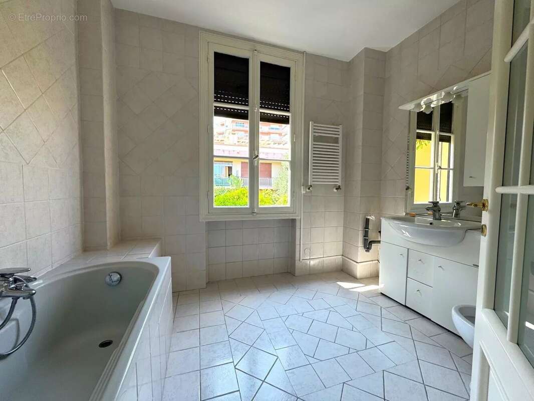 Appartement à ROQUEBRUNE-CAP-MARTIN